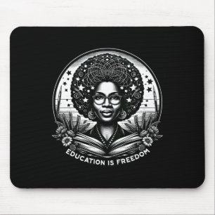 Mousepad Educação é Liberdade, professor negro ganha preto