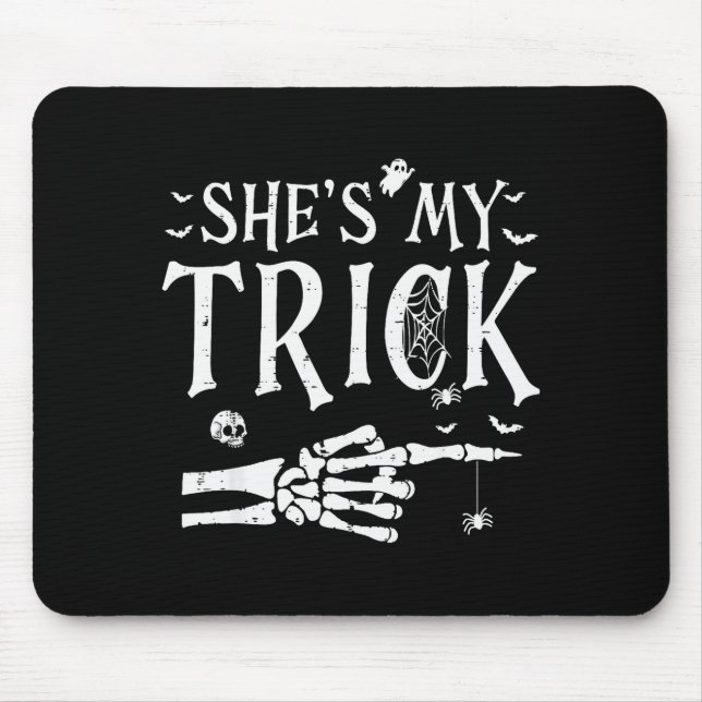 Mousepad Ela é Minha Mão de Esqueleto de Truque para Fantas (Frente)