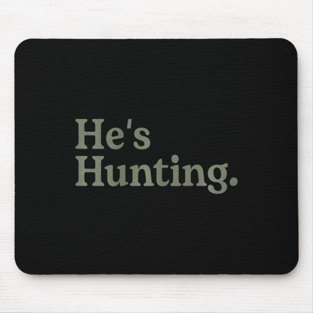Mousepad Ele está caçando engraçada arte de caça à mulher (Frente)