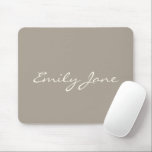 Mousepad Elegante Taupe Brown Manuscrito Nome de Script Per<br><div class="desc">Este mouse personalizado apresenta seu nome em lindas letras escritas à mão em um fundo marrom na moda taupe. ideia de presente de excelente.</div>