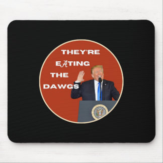 Mousepad Eles estão comendo os cachorros Dawgs. Votem Trump