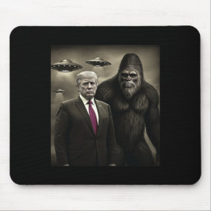 Mousepad Encontro engraçado de Trump com Bigfoot, OVNI e Al