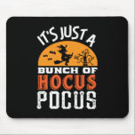 Mousepad Engraçado Hocus Feiticeiras Vintage Retro Hallowee<br><div class="desc">É só um bando de bruxas e bruxas de Pocus do Hocus. Dia de as Bruxas engraçado de fantasia para vestir quando você for Trick ou Tratar. Esta mercadoria assustadora e esquisita é excelente de uma festa noturna assustadora de Halloween com fantasmas assustadores ou filme de terror. Vai bem com...</div>