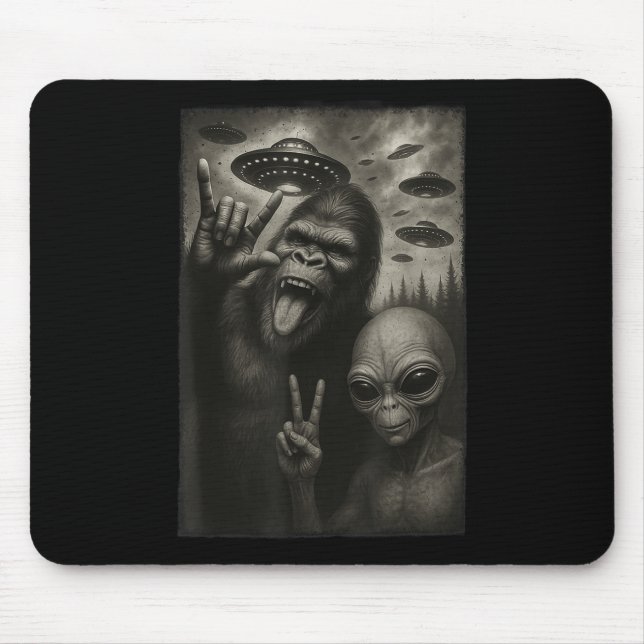 Mousepad Engraçado Selfie Bigfoot Alienígena Sasquatch Rock (Frente)