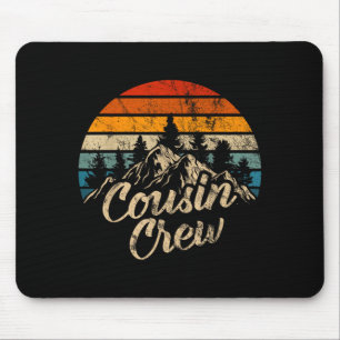 Mousepad Equipe de primos retrô fazendo trilha na montanha