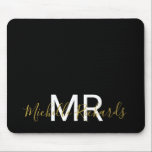 Mousepad Escrita moderna elegante do monograma preto de our<br><div class="desc">Pasta moderna de rato com script de monograma preto-dourado. Pasta de rato personalizada simples e limpa,  monificada,  com as suas iniciais e nome. As cores da fonte e do texto são totalmente personalizáveis.</div>