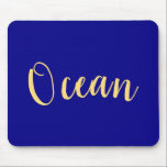 Mousepad Escrita "Ocean" Náutica Real Azul Elegante<br><div class="desc">Em um dia claro - perto do mar...  Este design de costa encharcado de cor apresenta um grande centro de "Oceano" escrito em um texto elegante e quente,  amarelo.  O fundo desta design moderna minimalista é um azul real rico e profundo.</div>