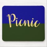 Mousepad Escrita "Picnic" azul-azul-azul no céu verde<br><div class="desc">Este design da natureza moderna apresenta o "Picnic" centrado e escrito em belo roteiro amarelo quente através do comprimento do design. A metade superior do fundo da design é bela azul real profunda, e a metade inferior é elegante verde florestal terrestre.</div>