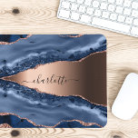 Mousepad Escrito com rosa dourado de mármore azul<br><div class="desc">Um ágar azul escuro e rosa ouro,  impressão de pedra mármore como fundo Personalize e adicione seu nome. O nome é escrito com um moderno estilo escrito à mão.</div>