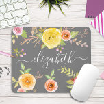 Mousepad Escrito em monograma de cinzas florais de cor aquá<br><div class="desc">Flores de aquarela amarelas, cor-de-rosa, vermelhas e laranja e tipografia de guiões brancos sobrepõem um fundo de cinza macio neste lindo, rústico, romântico, nome personalizado floral vintage. Adicione seu nome para personalizar. Faz uma declaração de chic e na moda cada vez que você a usa. Um presente de excelente para...</div>