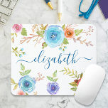 Mousepad Escrito em monograma de cor aquosa floral azul chi<br><div class="desc">Flores de cor d'água azul-turquesa, vermelha e laranja e tipografia de script azul-marinho recobrem um fundo branco neste lindo, rústico, romântico, vintage personalizado mousepad. Adicione seu nome para personalizar. Faz uma declaração de chic e na moda cada vez que você a usa. Um presente de excelente para um amigo, assim...</div>