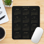 Mousepad Escritório Doméstico de Calendário de Cheio Dourad<br><div class="desc">Tipografia personalizada,  elegante e elegante,  com script em ouro preto,  no calendário anual do ano de cheio de 2024,  poeira e manchas resistentes com apoio não escorregadio,  para casa e escritório. Faz um presente excelente personalizado para amigos,  família,  colegas,  colegas de trabalho,  funcionário,  funcionarios,  para feriados,  natal,  anos novos.</div>