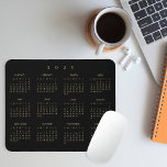 Mousepad Escritório doméstico do calendário do ano de Cheio<br><div class="desc">Tipografia personalizada,  elegante e elegante de script em ouro preto,  calendário anual do ano de cheio 2025,  mousepad resistente a poeira e manchas com retorno não escorregadio,  para casa e escritório. Faz um presente excelente personalizado para amigos,  família,  colegas,  colegas de trabalho,  funcionário,  funcionarios,  para feriados,  natal,  anos novos.</div>