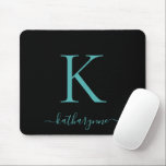 Mousepad Escuro de Monograma de Aqua Teal Elegante Moderno<br><div class="desc">Escrita moderna Elegante do Teal Aqua Blue Monogramas num rato preto. Fácil de personalizar com seu próprio nome e detalhes. Perfeito para o seu estilo de vida moderno minimalista,  mas luxo! Entre em contato conosco em cedarandstring@gmail.com se precisar de assistência com o design ou produtos correspondentes.</div>