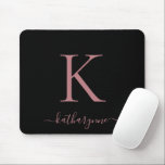 Mousepad Escuro de Monograma Dourado Elegante Moderno<br><div class="desc">Rosa Elegante Moderna Rosa Dourada Script Monograma em um mouse preto chic. Fácil de personalizar com seu próprio nome e detalhes. Perfeito para o seu estilo de vida moderno minimalista,  mas luxo! Entre em contato conosco em cedarandstring@gmail.com se precisar de assistência com o design ou produtos correspondentes.</div>