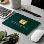 Mousepad Escuro elegante, Dourado nome de logotipo de couro<br><div class="desc">Melhore seu espaço de trabalho com esta camada premium de mouse de impressão de couro verde esmeralda, projetada para combinar estilo e funcionalidade. Com um logotipo ouro luxuoso e a opção de adicionar duas linhas de texto personalizado, este mouse pad é perfeito para personalizar com seu nome, negócios, firmeza ou...</div>
