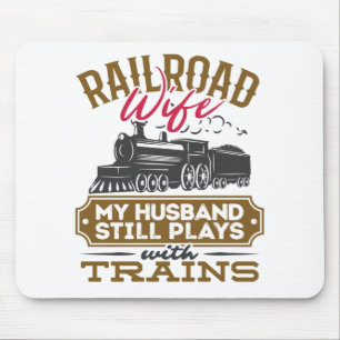 Mousepad Esposa do Caminho de Ferro Meu Marido Ainda Joga C