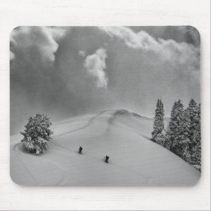 Mousepad Esquiadores de montanha em neve fresca