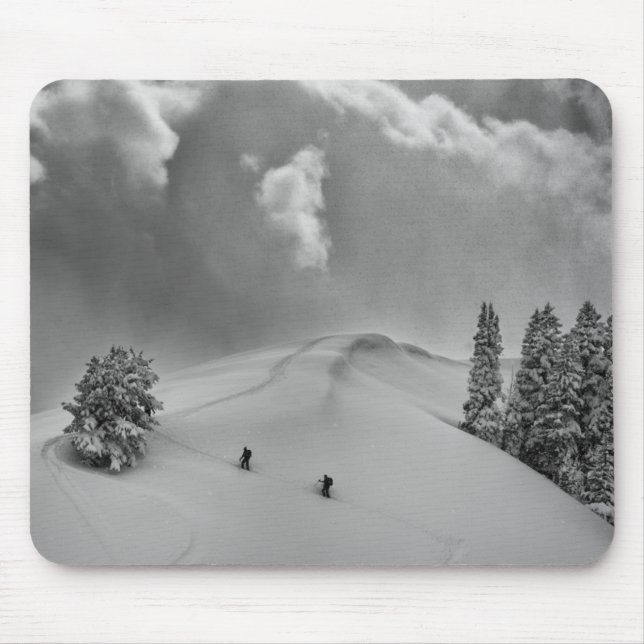 Mousepad Esquiadores de montanha em neve fresca (Frente)