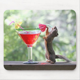 Mousepad Esquilo que bebe um cocktail no happy hour