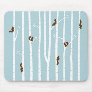 Mousepad Esquilos de Brown que escalam árvores de vidoeiro