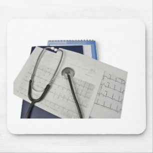 Mousepad estetoscópio médico em leituras do cardiogram EK
