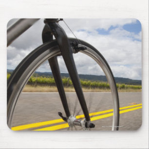 Mousepad Estrada do homem que biking no POV de alta