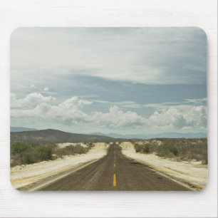 Mousepad Estrada reta longa com a paisagem de Baja do