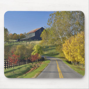 Mousepad Estrada rural através da região Bluegrass de Kentu
