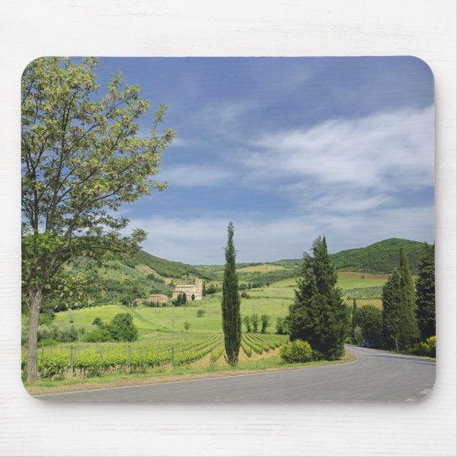 Mousepad Estrada rural curvando entre ciprestes em (Frente)