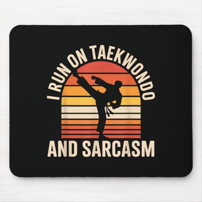 Mousepad Eu corro em Taekwondo e Sarcasmo Engraçado Taekwon (Frente)