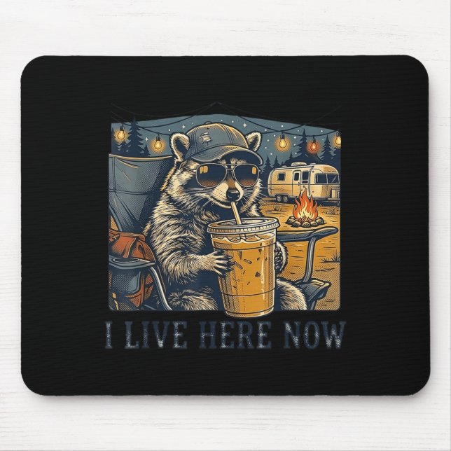 Mousepad Eu Moro Aqui Agora Guaxinim Engraçado Acampando (Frente)