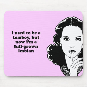 MOUSEPAD EU USEI-ME PARA SER UM TOMBOY MAS AGORA IM UM LESB