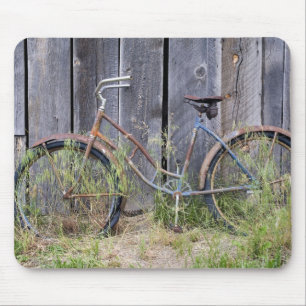 Mousepad EUA, Oregon, Bend. Uma bicicleta velha em ruínas