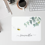 Mousepad Eucalyptus greenery White Bee<br><div class="desc">Um fundo branco chic. Decorado com um eucalipto de cor aquosa verde, folhagem e uma abelha sorridente e feliz. Personalize e adicione seu nome. O nome é escrito com um moderno estilo escrito à mão com traços. Para manter as hastes, exclua apenas o nome da amostra, deixe os espaços ou...</div>