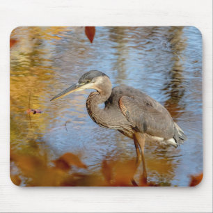 Mousepad Excelente Blue Heron enquadrado com folhagem de ou