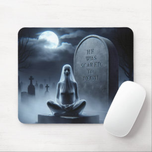Mousepad Fantasma Feminina em um Cemitério
