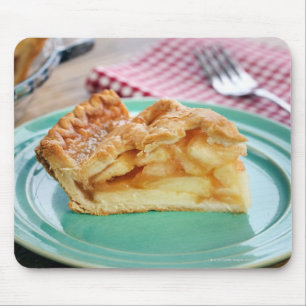 Mousepad Fatia de torta de maçã cozida fresca na placa