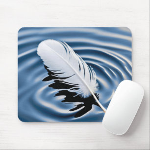 Mousepad Febre Branca Flutuando Sobre Água Azul