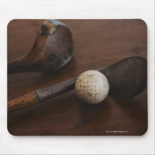 Mousepad Feche acima dos clubes e da bola de golfe antigos