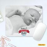 Mousepad Feliz Banner vermelho do Dia do Pai das ruas, Tipo<br><div class="desc">Feliz Dia do Primeiro Pai. Celebre todo o prazer do Pai em se tornar um novo pai. A tipografia legal, moderna, negra, vermelha e branca, em uma faixa vermelha, cobre uma fotografia do seu novo orgulho e alegria. Adicione a foto de sua escolha e personalize o ano para o mousepad...</div>