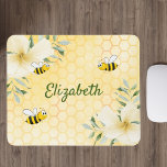 Mousepad Feliz bumbum abelhas amarelas melada pente de verã<br><div class="desc">Fundo amarelo,  branco com um padrão de mel. Decorados com flores tropicais,  cor de creme,  amarelo-claro,  hibisco e abelhas-tronco felizes. Seu nome foi escrito com um script de estilo escrito com uma mão verde. Perfeito para o seu espaço de trabalho,  escritório!</div>