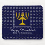Mousepad FELIZ CHANUKAH Ama Joy Paz BLUE Hebraico<br><div class="desc">Festiva e festiva MOUSEPAD com uma estrela de prata falsa de David em sutil padrão de fundo. Um menorá dourado é dentro a caixa quadrada no meio. Há um texto personalizável que diz HAPPY HANUKKAH em tipografia branca. Este texto pode ser personalizado para que você possa mudar a saudação (por...</div>