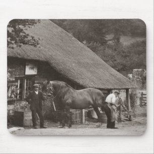 Mousepad Ferreiro que calça um cavalo