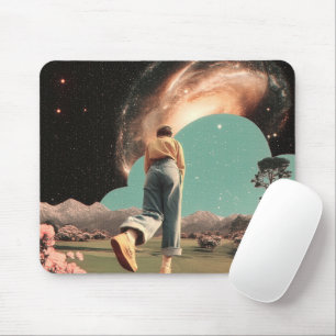 Mousepad Figura surreal caminhando para o portal da galáxia