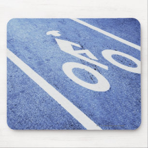 Mousepad Fim-acima de um sinal da bicicleta na estrada