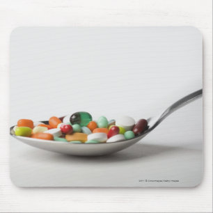 Mousepad Fim-acima dos comprimidos em uma colher