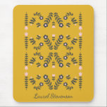 Mousepad Flor de Folhas Escandinavas Amarelo Personalizado<br><div class="desc">Estilo escandinavo moderno de flores folclóricas em amarelo, rosa e cinzas, personalizadas com seu nome.</div>