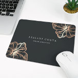 Mousepad Flor Hibiscus de Cobre Elegante<br><div class="desc">O chic personalizado mousepad da ilha para sua empresa ou escritório doméstico apresenta duas linhas de texto personalizado em letras brancas clássicas,  em um fundo preto macio adornado com duas ilustrações de flor de hibisco tropical em folha de cobre falso para um olhar de vidro de praia.</div>