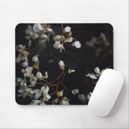 Mousepad Flores brancas melancólicas em fundo escuro